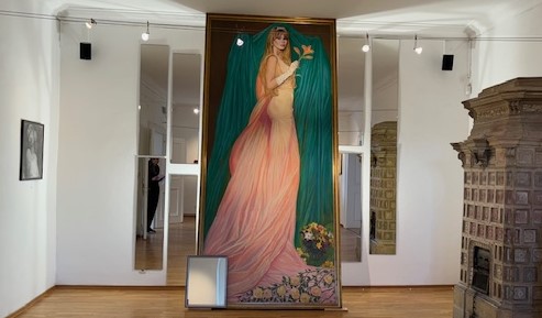 Claudia Schiffer in Farrach, Spiegelinstallation Ernst Fuchs
